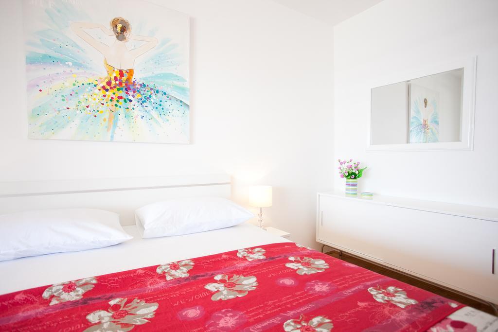 Luxury Beach Front Apt With Seaside View And Free Parking สปลิท ภายนอก รูปภาพ