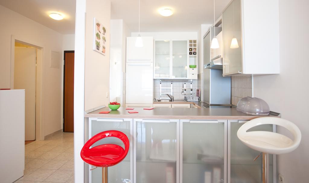 Luxury Beach Front Apt With Seaside View And Free Parking สปลิท ภายนอก รูปภาพ