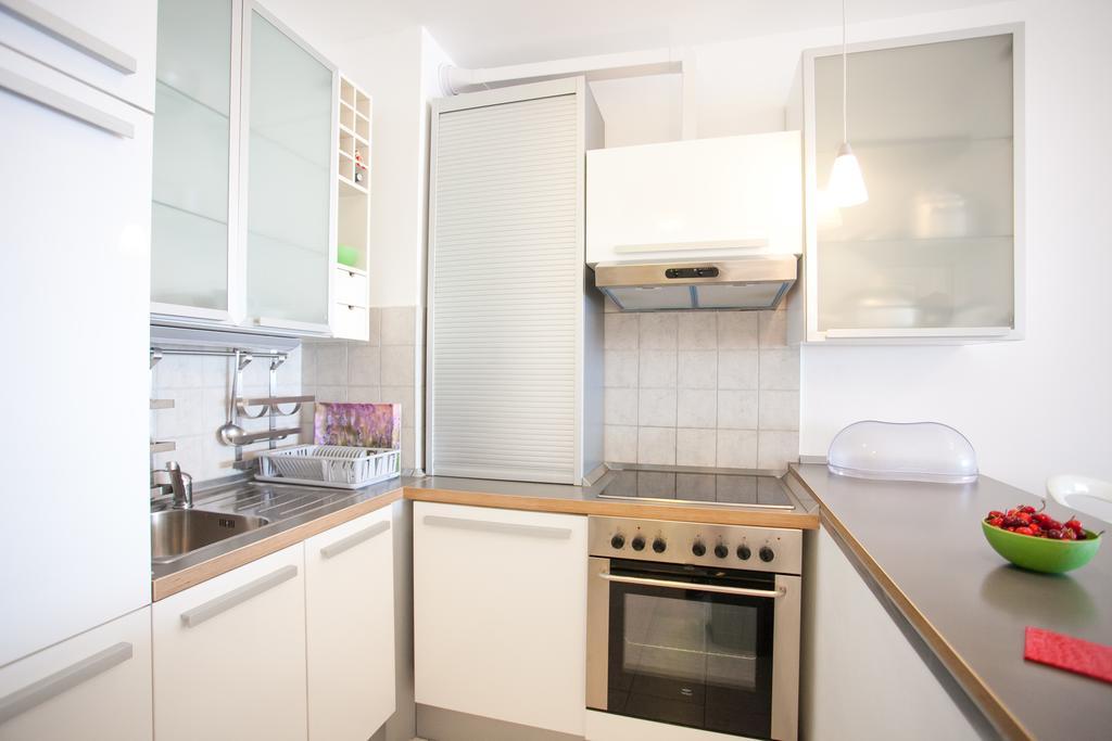 Luxury Beach Front Apt With Seaside View And Free Parking สปลิท ภายนอก รูปภาพ