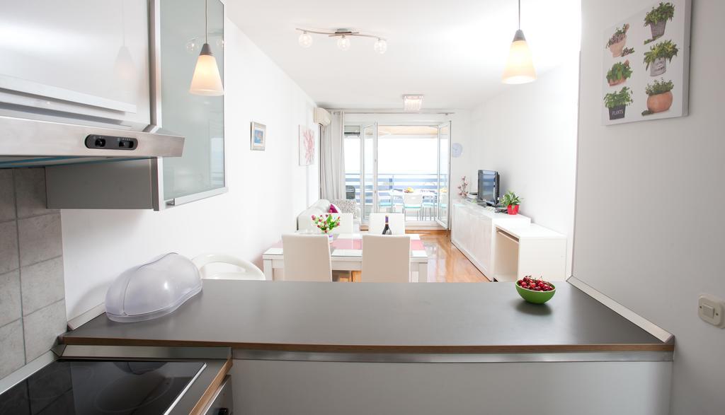 Luxury Beach Front Apt With Seaside View And Free Parking สปลิท ภายนอก รูปภาพ