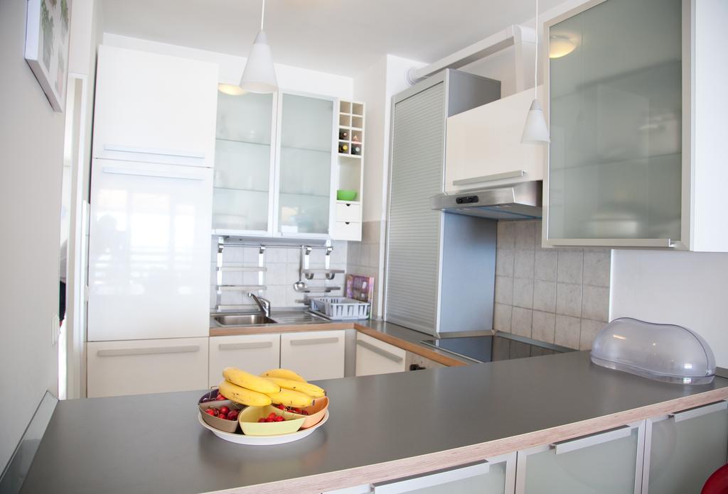 Luxury Beach Front Apt With Seaside View And Free Parking สปลิท ภายนอก รูปภาพ