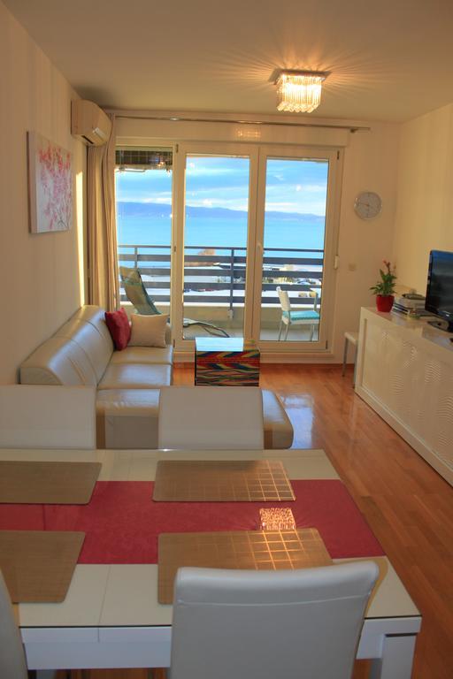 Luxury Beach Front Apt With Seaside View And Free Parking สปลิท ภายนอก รูปภาพ